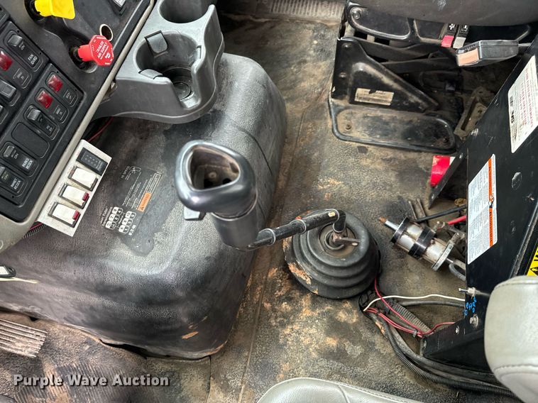 image for item NM9166 2008 International WorkStar 7600  crane truck