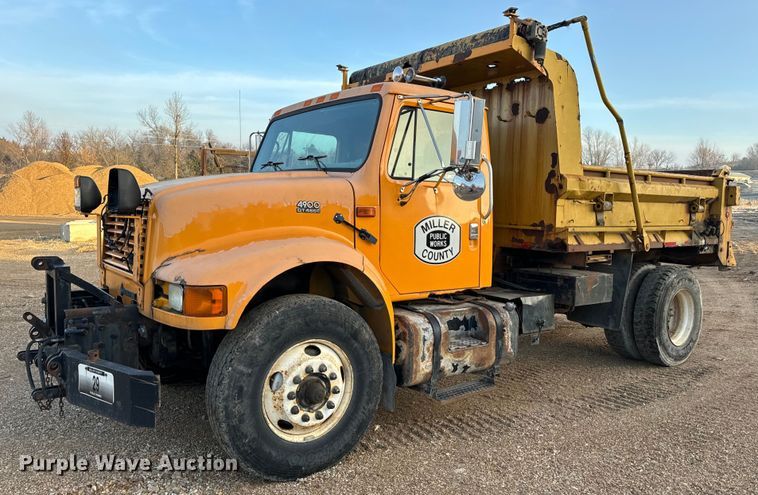 image for item NM9168 2002 International 4900  dump truck