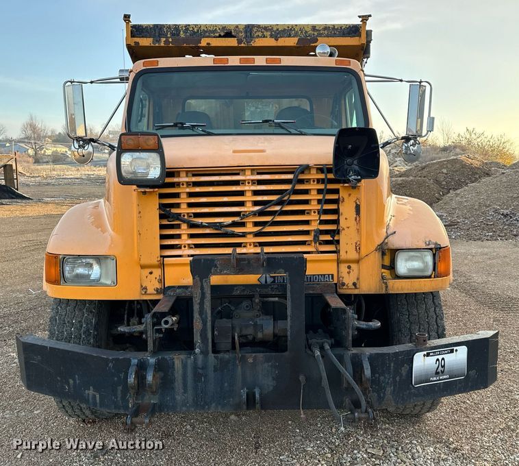 image for item NM9168 2002 International 4900  dump truck