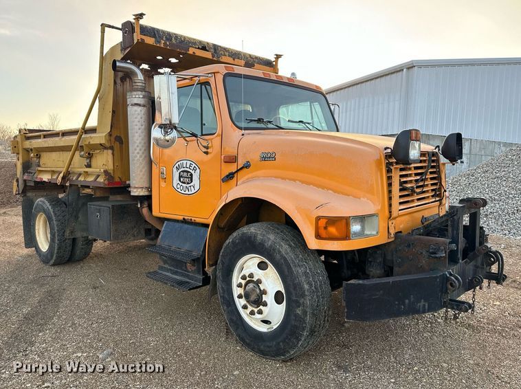 image for item NM9168 2002 International 4900  dump truck