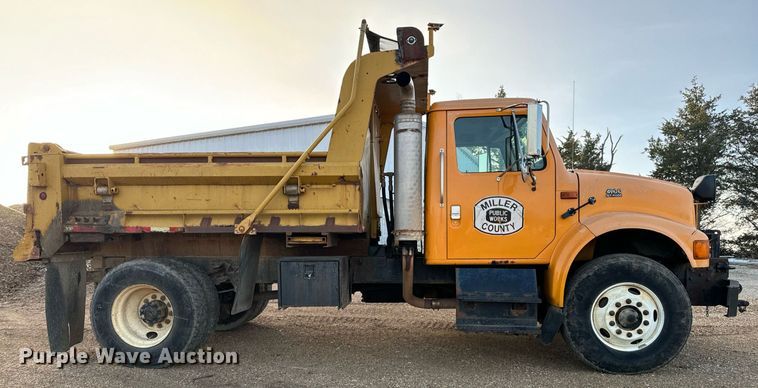 image for item NM9168 2002 International 4900  dump truck