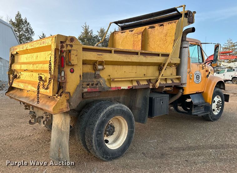 image for item NM9168 2002 International 4900  dump truck