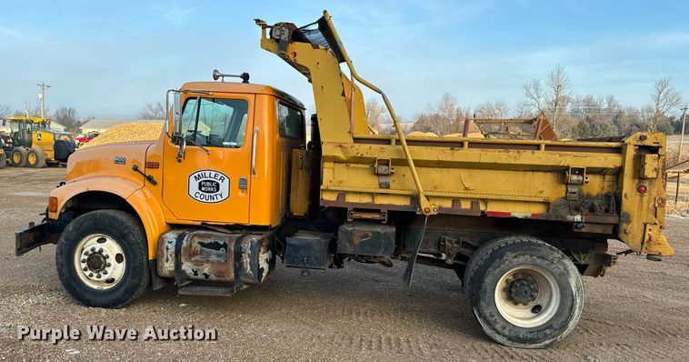 image for item NM9168 2002 International 4900  dump truck