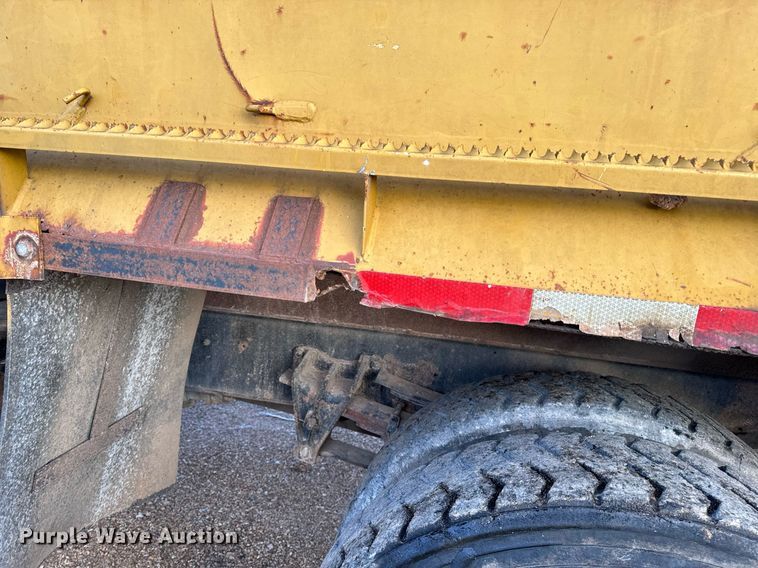 image for item NM9168 2002 International 4900  dump truck