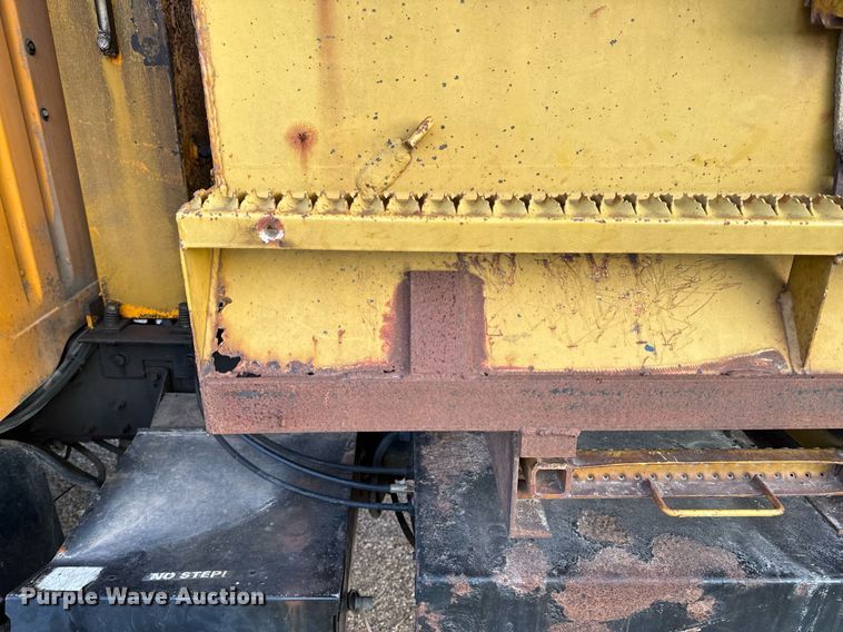 image for item NM9168 2002 International 4900  dump truck
