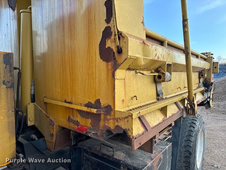 image for item NM9168 2002 International 4900  dump truck