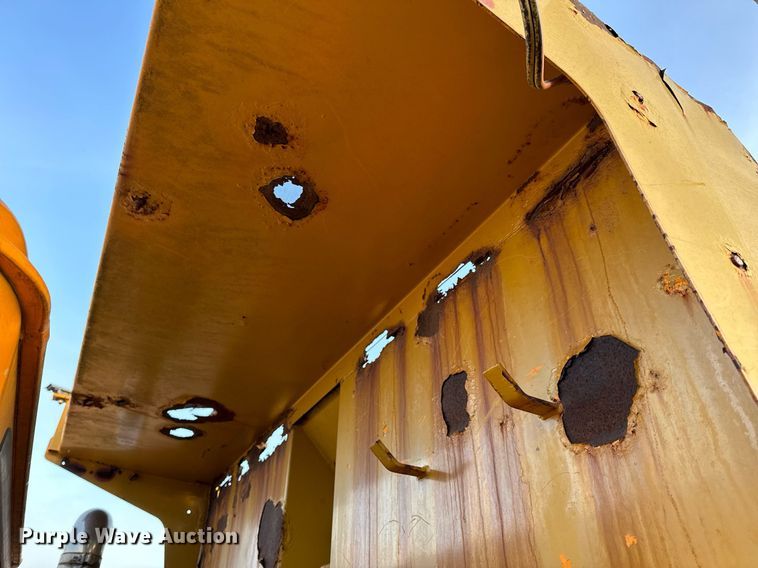 image for item NM9168 2002 International 4900  dump truck