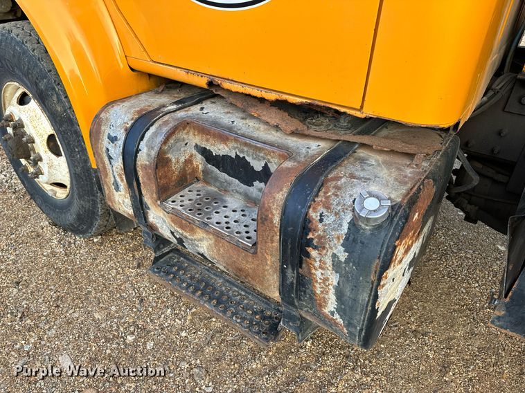 image for item NM9168 2002 International 4900  dump truck