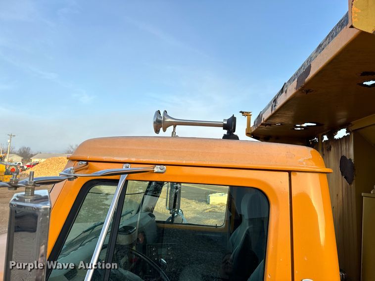 image for item NM9168 2002 International 4900  dump truck