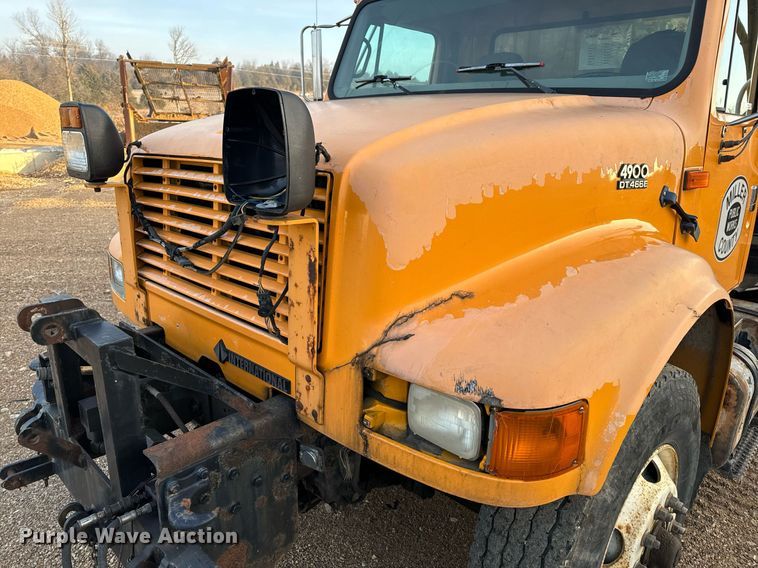 image for item NM9168 2002 International 4900  dump truck