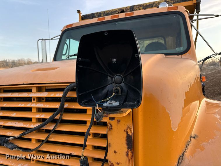 image for item NM9168 2002 International 4900  dump truck