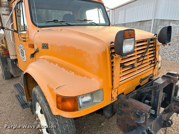 image for item NM9168 2002 International 4900  dump truck