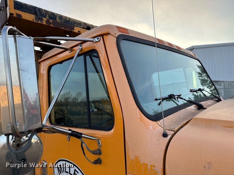 image for item NM9168 2002 International 4900  dump truck