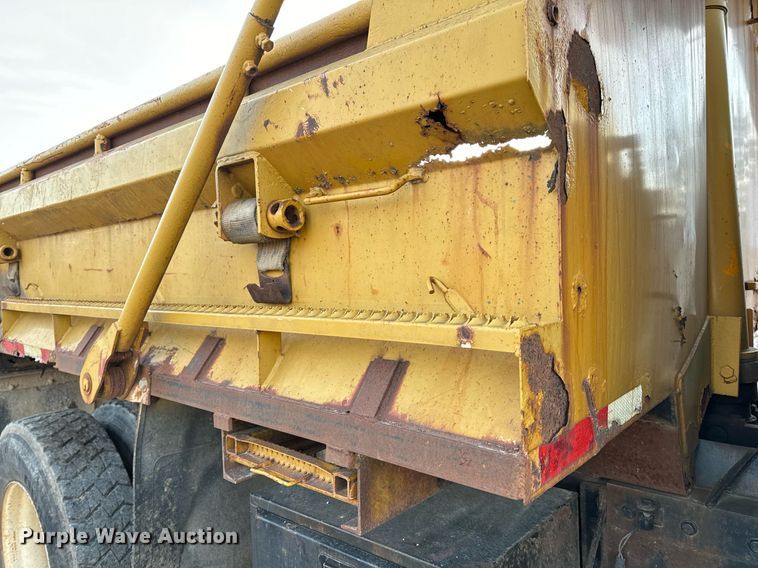 image for item NM9168 2002 International 4900  dump truck