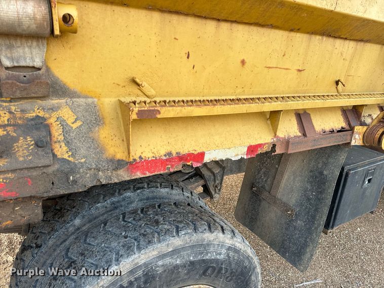 image for item NM9168 2002 International 4900  dump truck