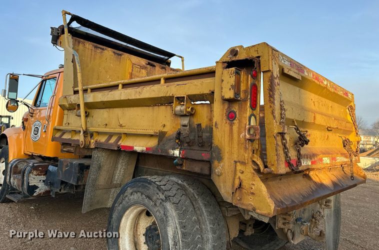 image for item NM9168 2002 International 4900  dump truck