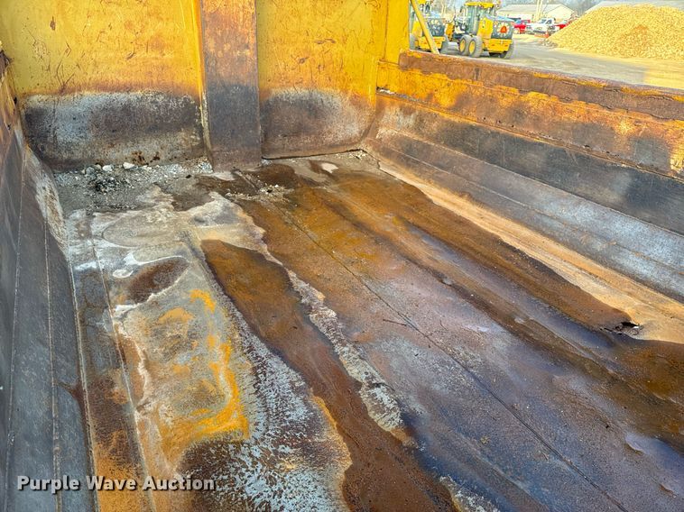 image for item NM9168 2002 International 4900  dump truck