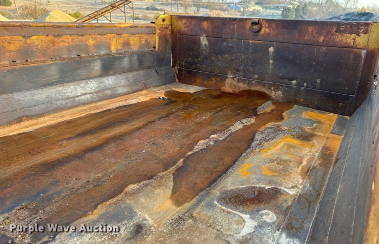 image for item NM9168 2002 International 4900  dump truck