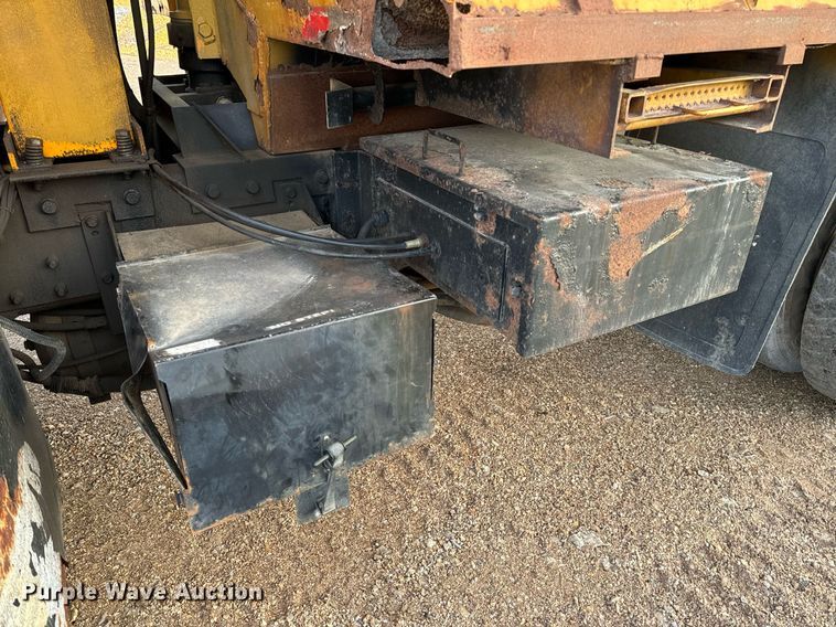 image for item NM9168 2002 International 4900  dump truck