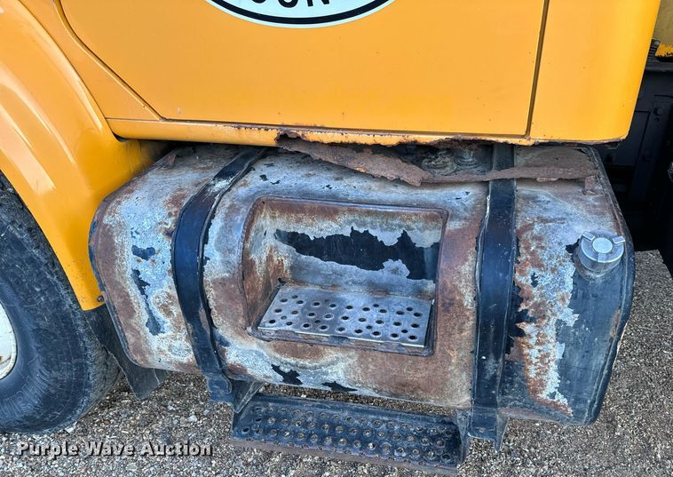 image for item NM9168 2002 International 4900  dump truck