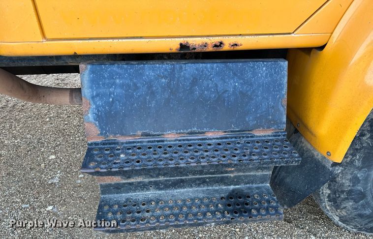 image for item NM9168 2002 International 4900  dump truck