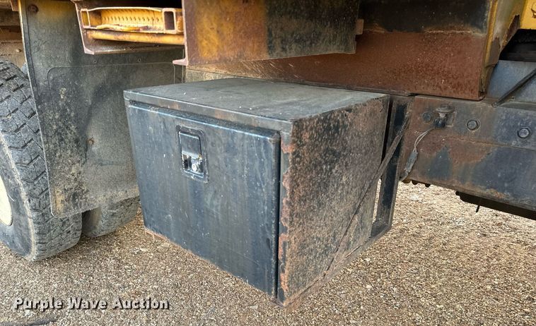 image for item NM9168 2002 International 4900  dump truck