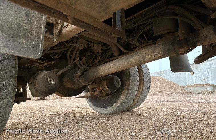 image for item NM9168 2002 International 4900  dump truck