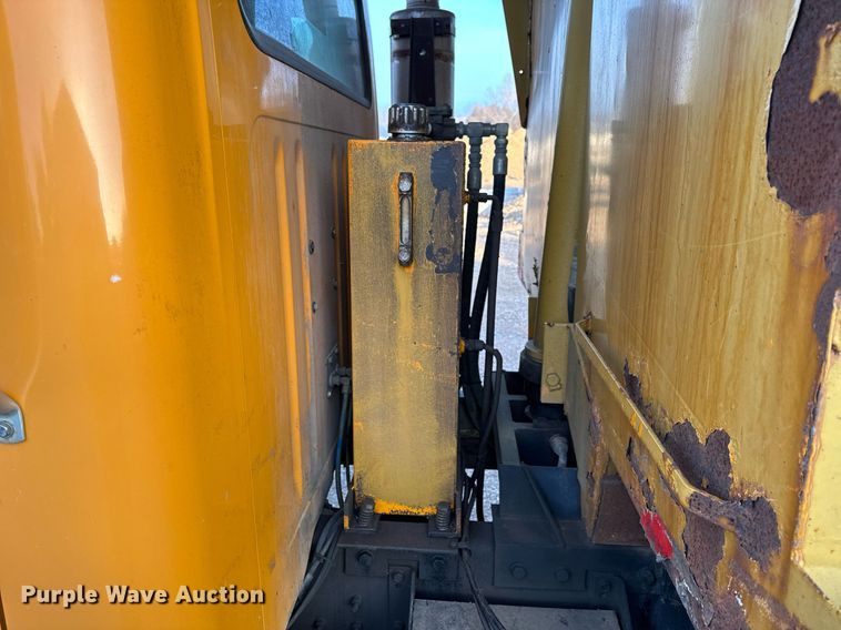 image for item NM9168 2002 International 4900  dump truck