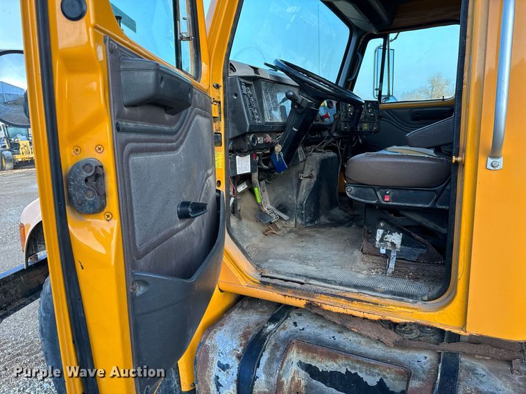 image for item NM9168 2002 International 4900  dump truck