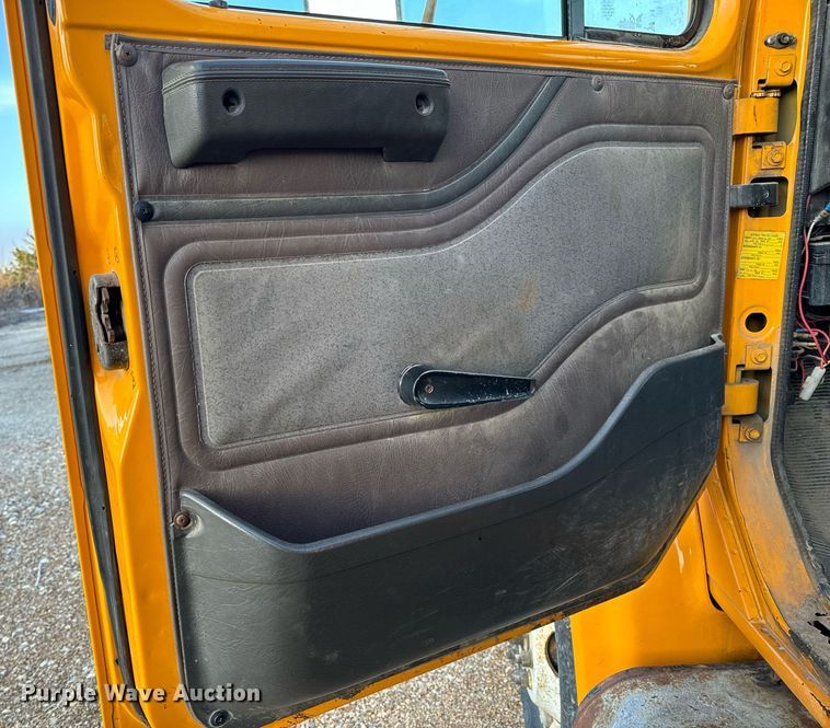 image for item NM9168 2002 International 4900  dump truck