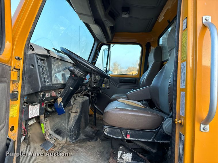 image for item NM9168 2002 International 4900  dump truck