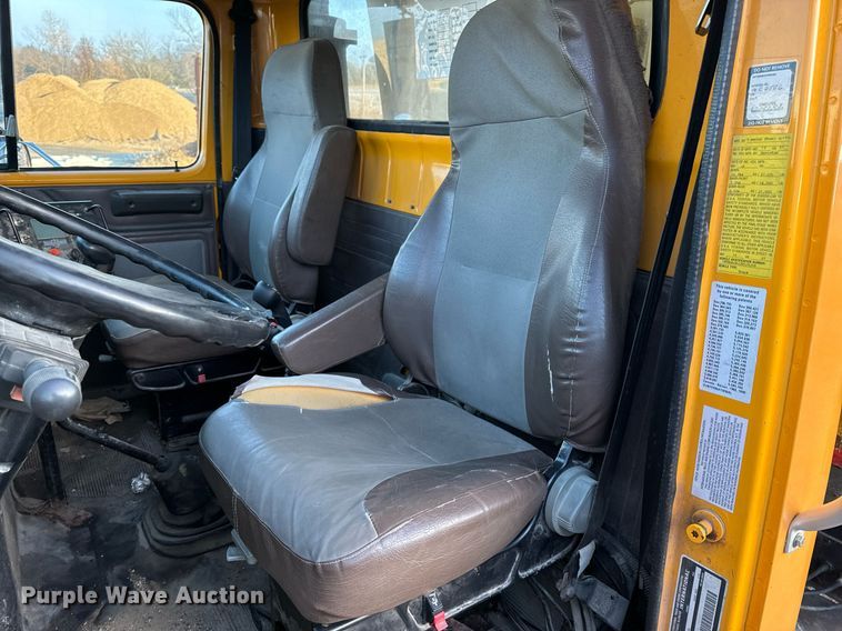 image for item NM9168 2002 International 4900  dump truck