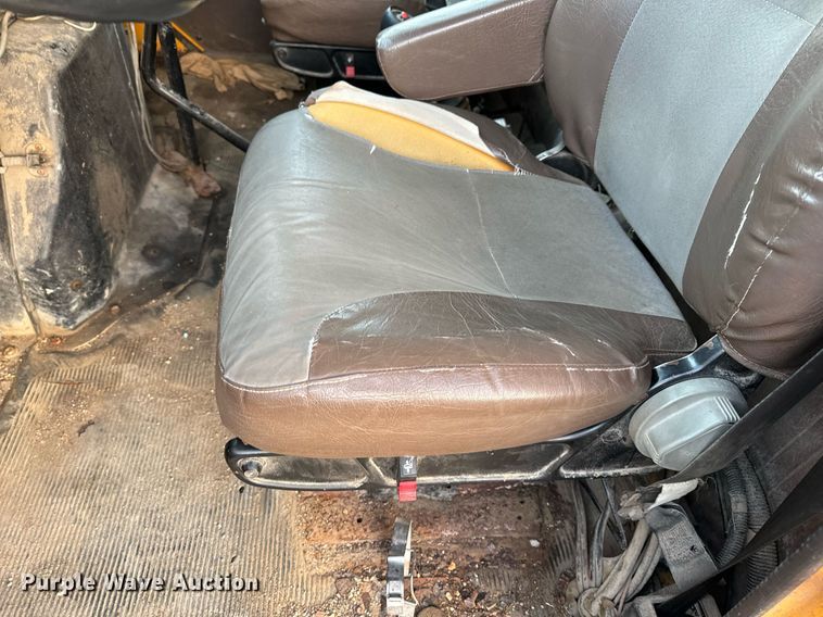 image for item NM9168 2002 International 4900  dump truck