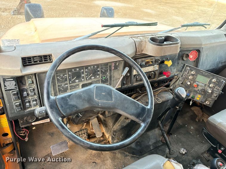 image for item NM9168 2002 International 4900  dump truck