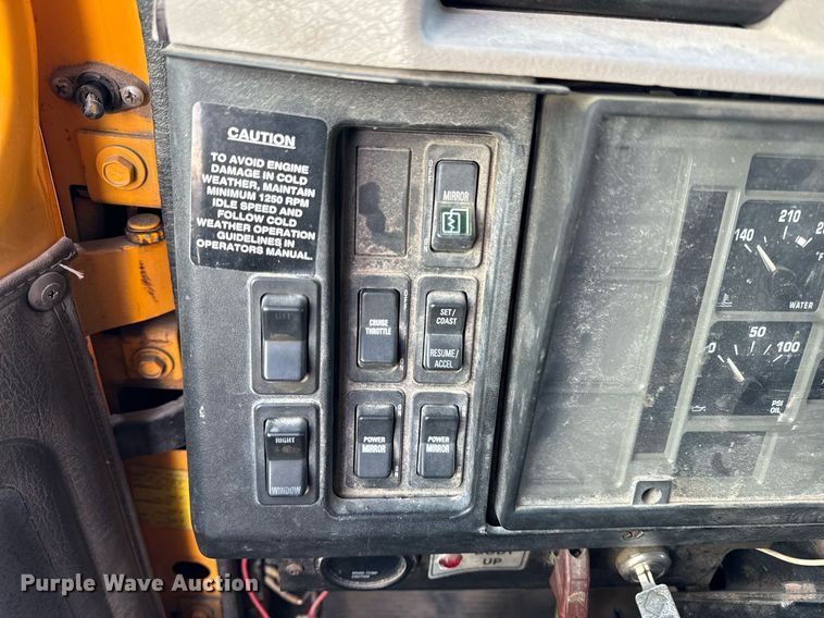 image for item NM9168 2002 International 4900  dump truck