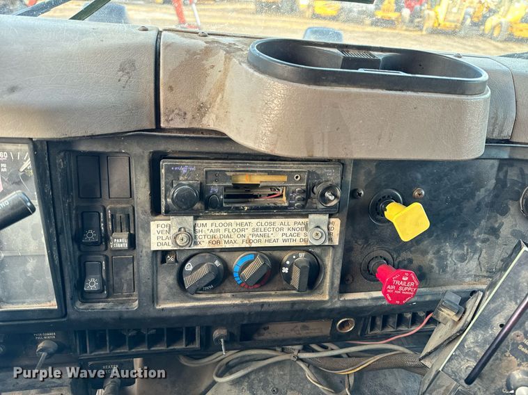 image for item NM9168 2002 International 4900  dump truck