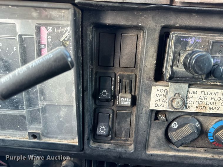 image for item NM9168 2002 International 4900  dump truck