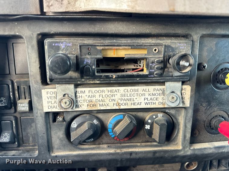 image for item NM9168 2002 International 4900  dump truck