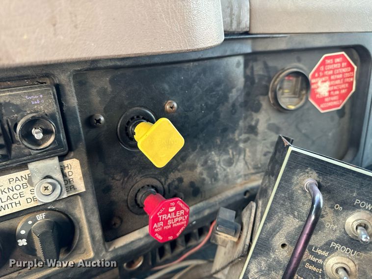 image for item NM9168 2002 International 4900  dump truck