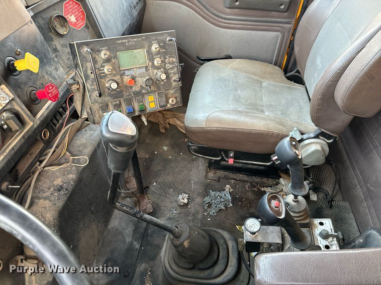 image for item NM9168 2002 International 4900  dump truck