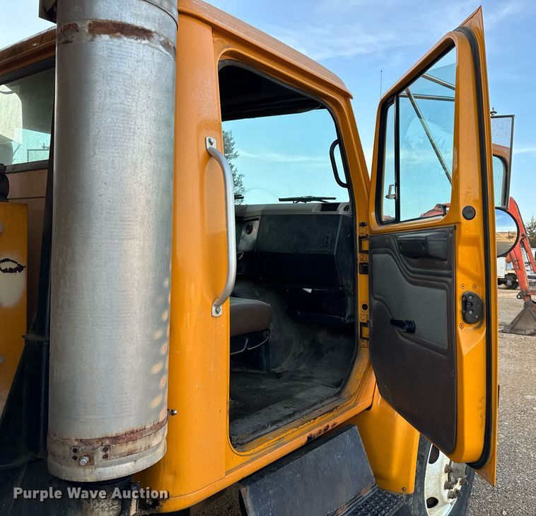 image for item NM9168 2002 International 4900  dump truck