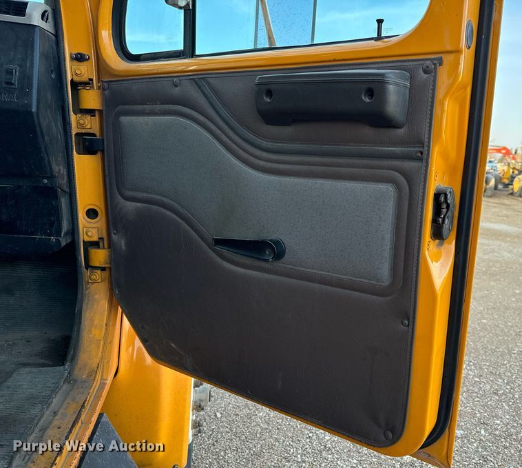 image for item NM9168 2002 International 4900  dump truck