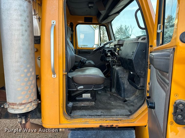 image for item NM9168 2002 International 4900  dump truck