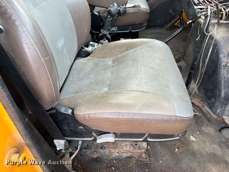 image for item NM9168 2002 International 4900  dump truck