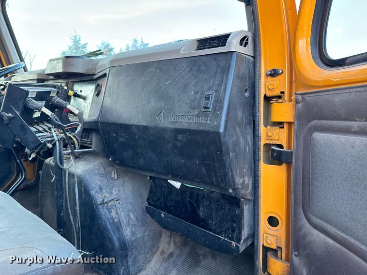 image for item NM9168 2002 International 4900  dump truck