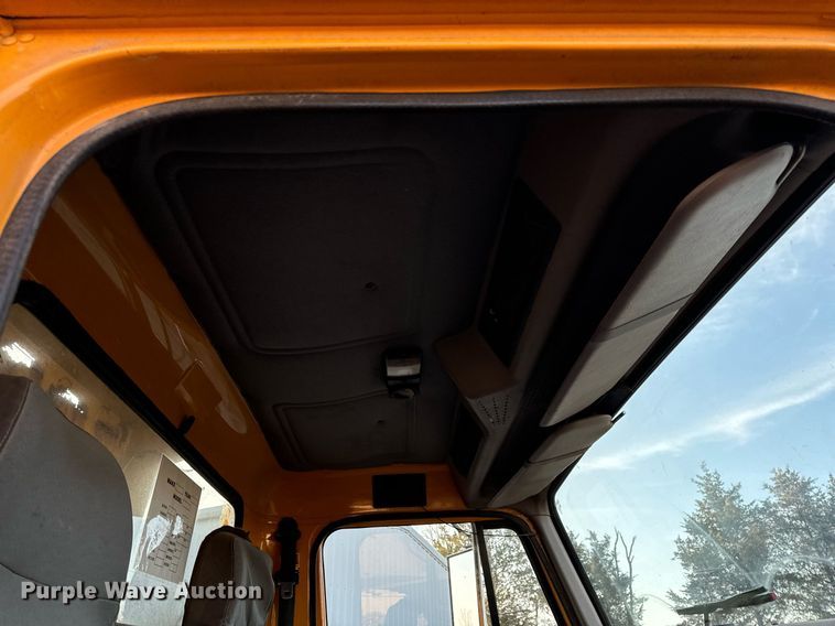 image for item NM9168 2002 International 4900  dump truck