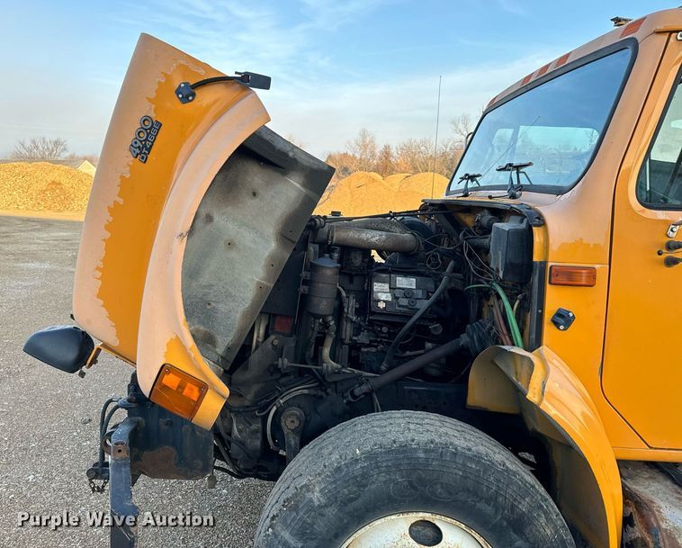 image for item NM9168 2002 International 4900  dump truck