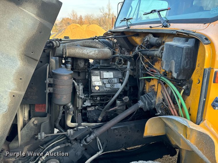 image for item NM9168 2002 International 4900  dump truck