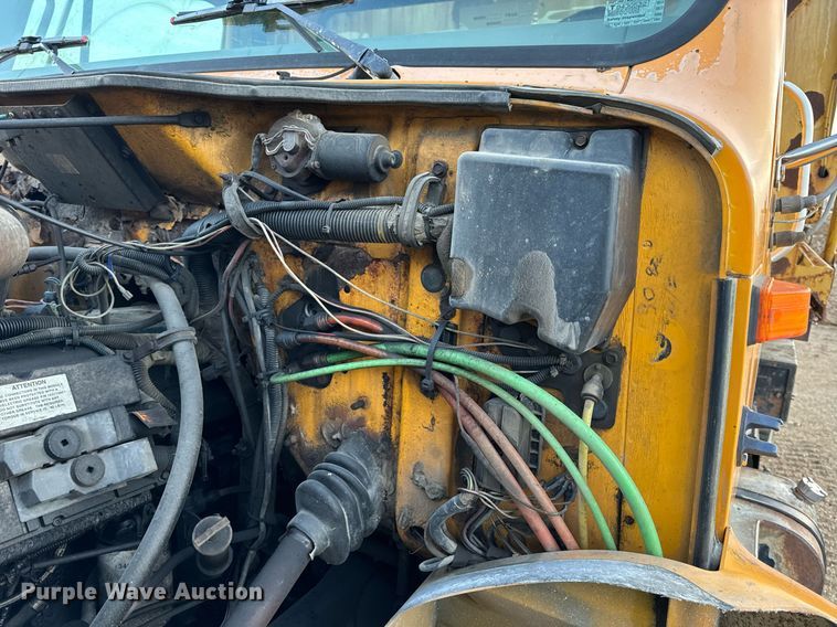 image for item NM9168 2002 International 4900  dump truck