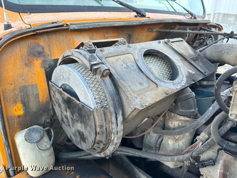 image for item NM9168 2002 International 4900  dump truck